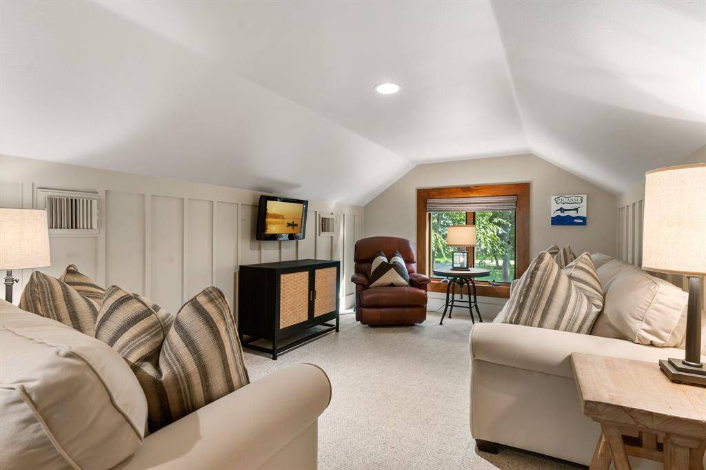 This Flex room is quite large offering so many possibilities!