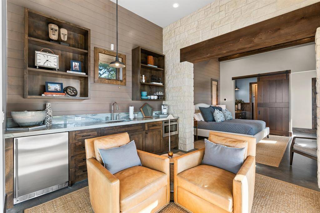 In the Pool House quarters one enjoys a sitting area and private "kitchenette" conveniences.