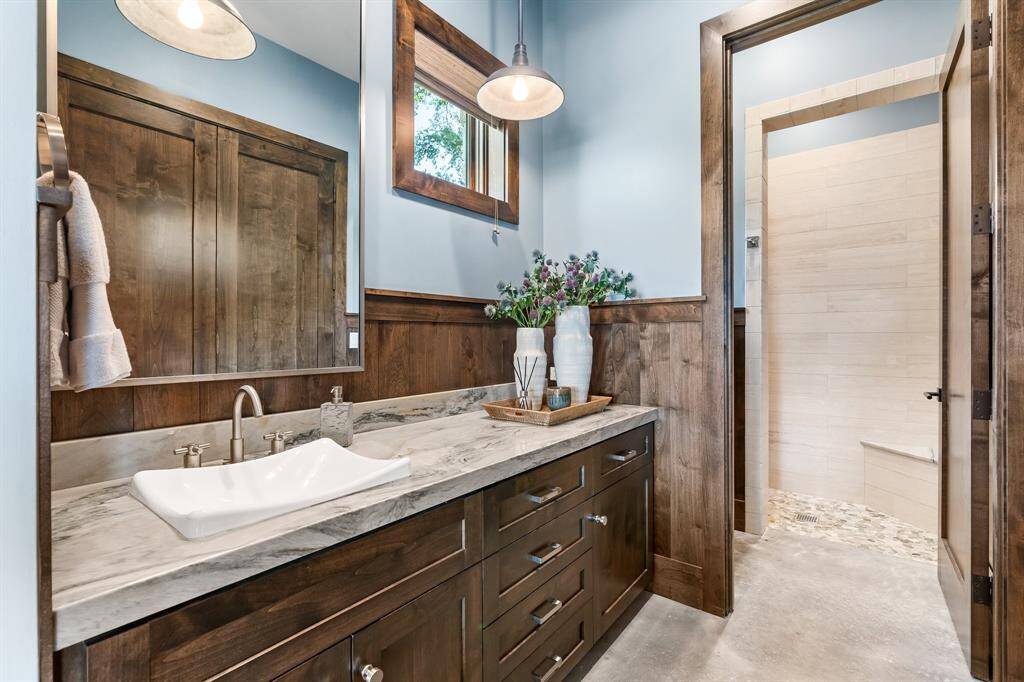 Full luxury bath in the Pool house quarters.