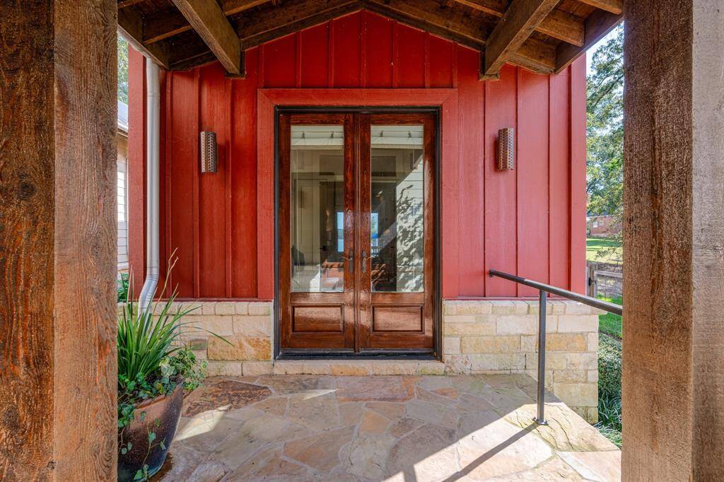 Private entrance to Front suite.