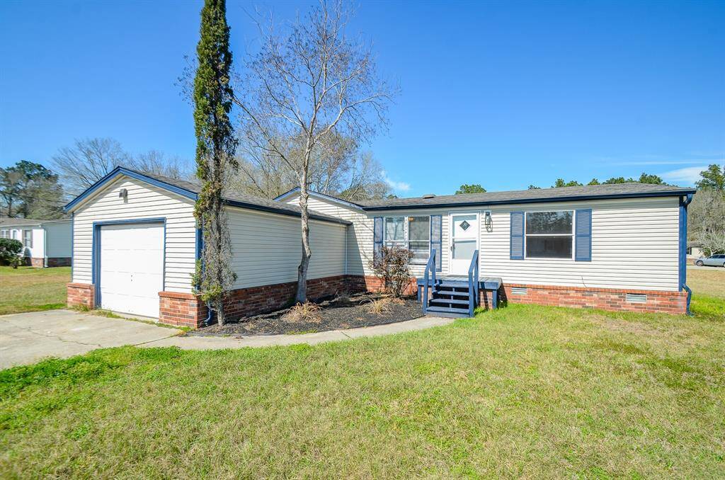 Updated 3/2 on 17,000+ sqft lot. w/NEW Roof