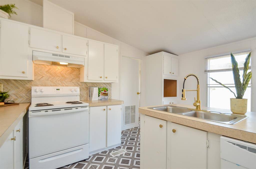 Oversized island with large updated kitchen