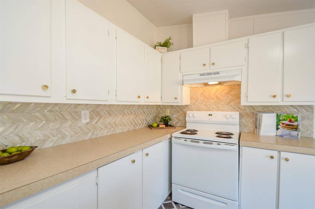 Modern backsplash accents all the cabinet space and counter space.