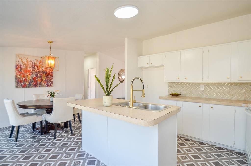 Big Bright kitchen with New modern faucet, backsplash,and lighting.