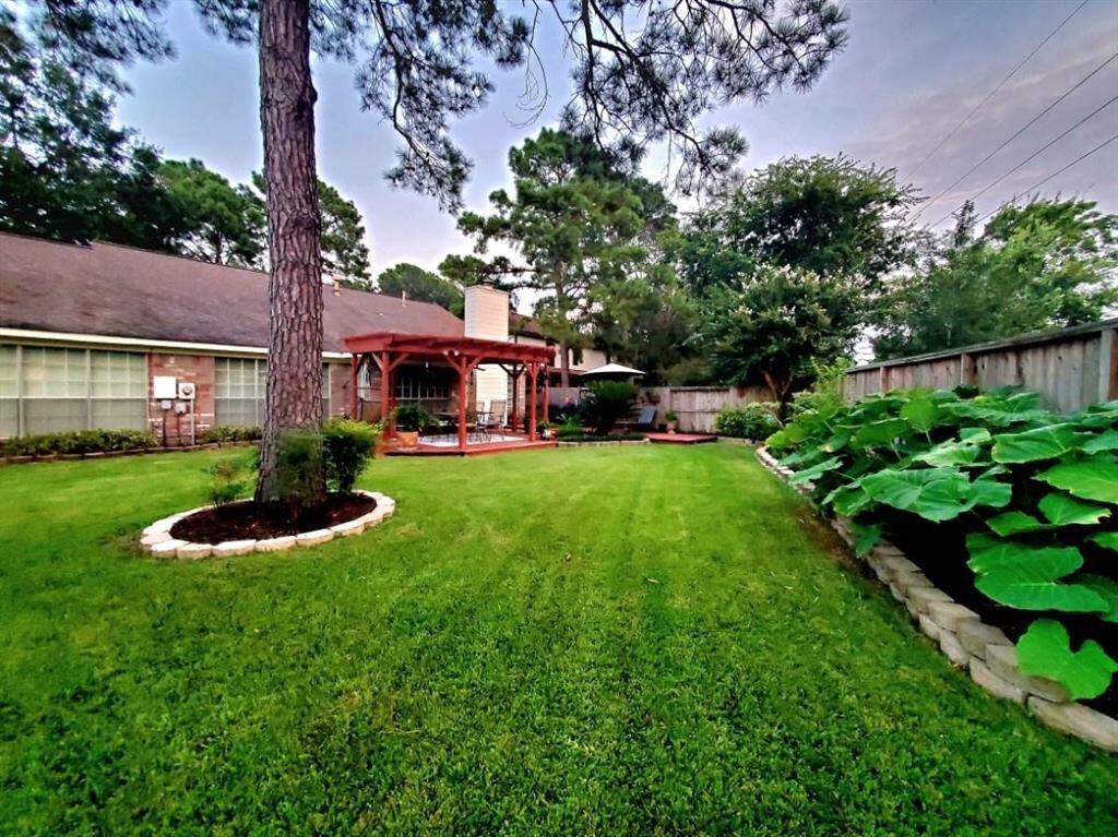 Here's an excellent look of the back yard, when everything is in full bloom. Truly a little piece of heaven!
