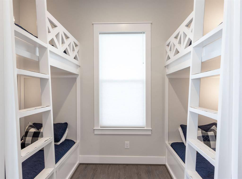 Double bunk room for kids, friends, and grandkids!