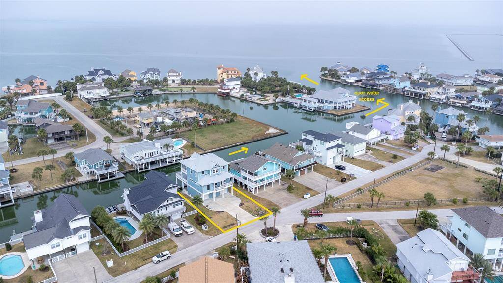 Direct access to Galveston Bay and open water. Relax on your boat, take magnificent sunset cruises or go fishing.