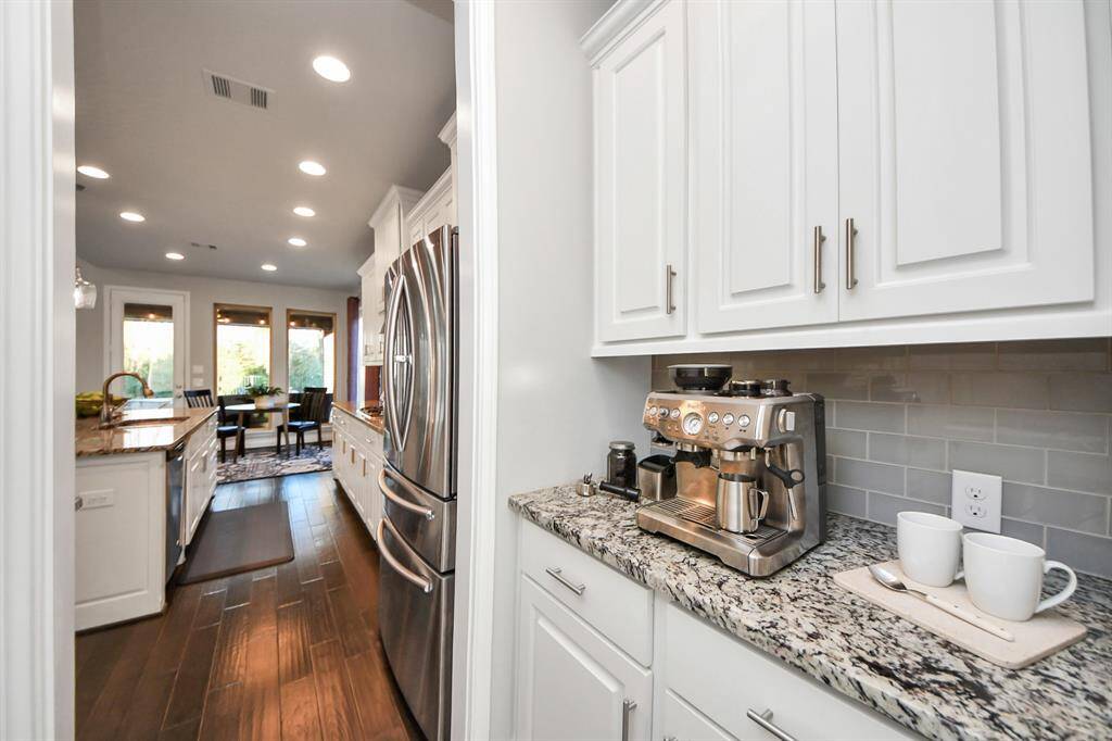 Butler's pantry and walk-in pantry to the left