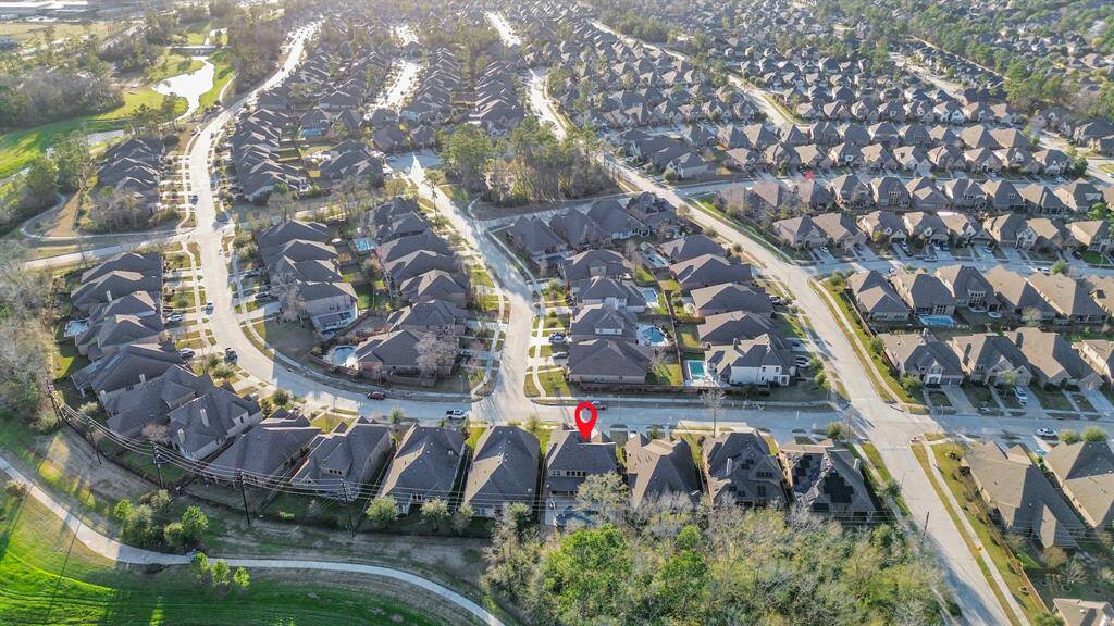Close to IAH and plenty of amenities in the neighborhood to keep the kids busy