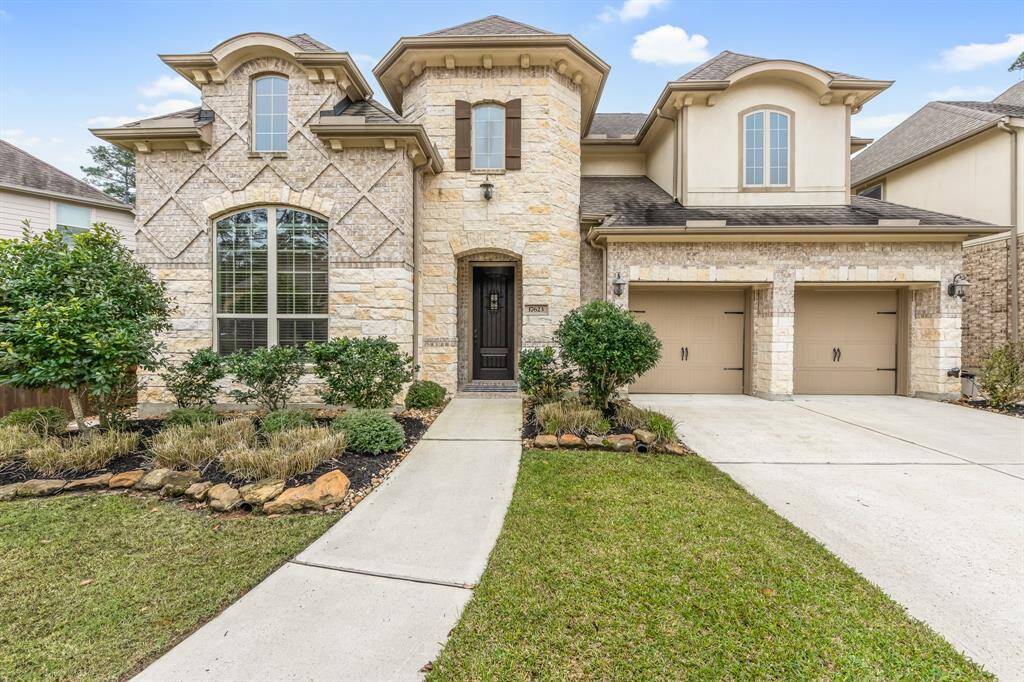 Pristine, well maintained Village Builders Heartland Collection Brentwood Plan 4/3.5/2 with pool and hot-tub