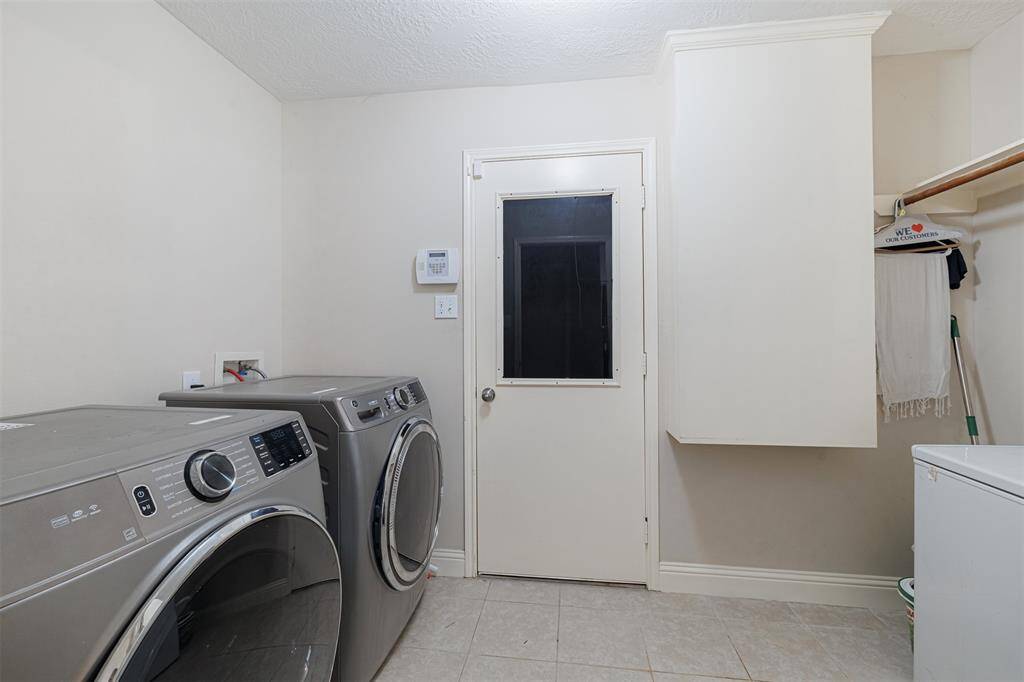 Spacious laundry room.