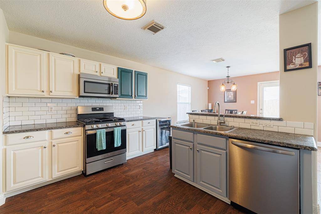 Kitchen also features stainless steel appliances and gas cooking.
