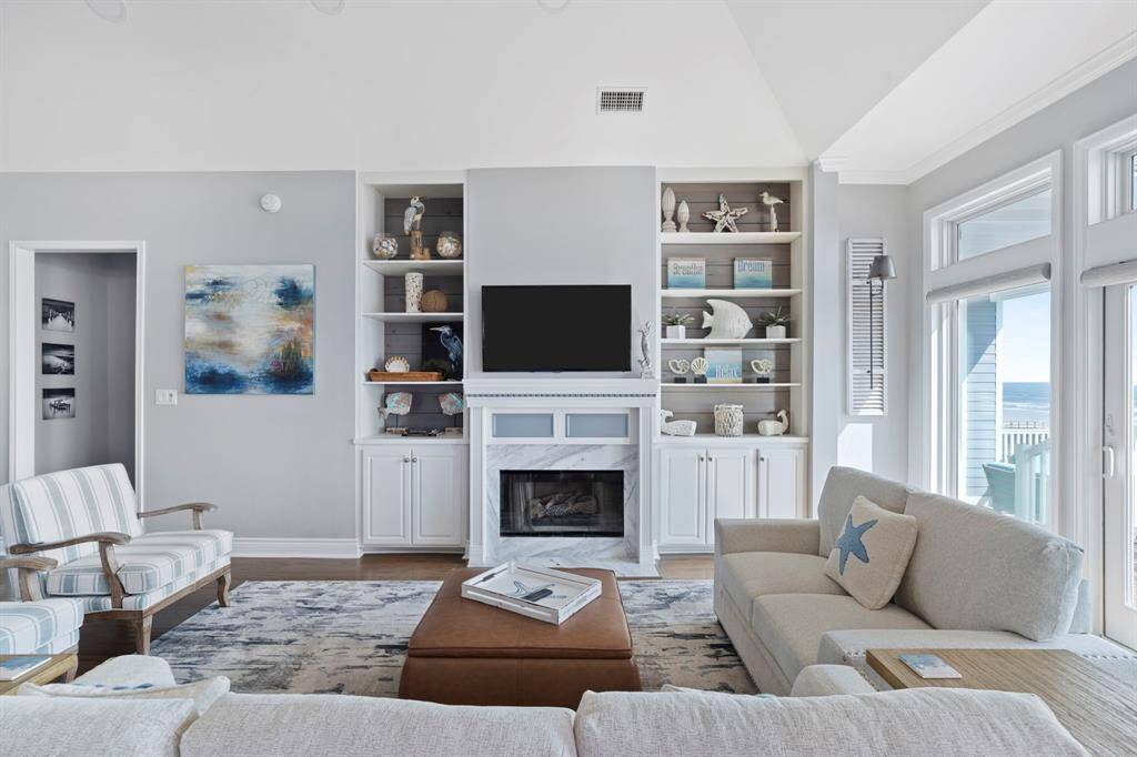 At the heart of the space, a fireplaceadds a cozy focal point, providingwarmth and charm.