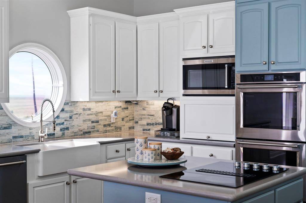 The kitchen seamlessly flows off the dining room,creating a harmonious andconnected living space.