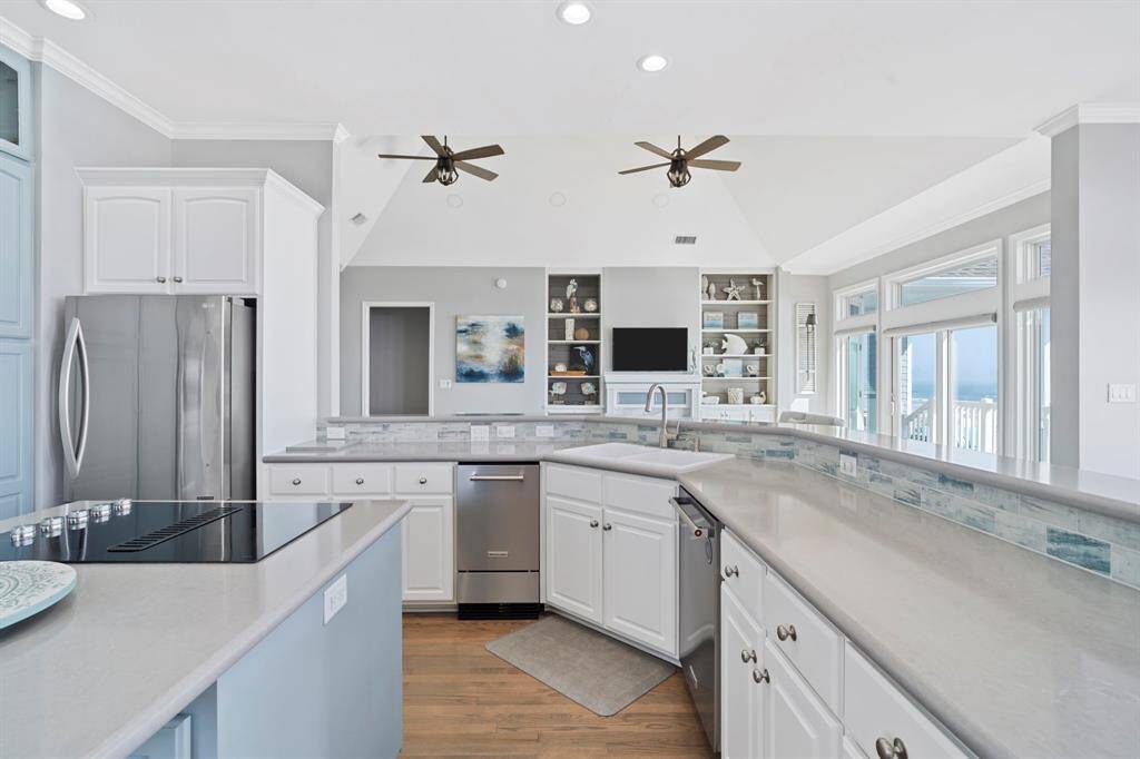 Adorned with a tasteful breakfast bar,the kitchen seamlessly blendspracticality with style, making it theperfect place for quick meals orsocializing while cooking.