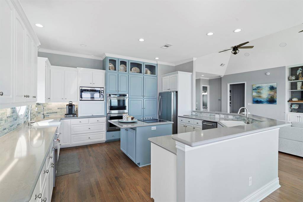 Adorned with a tasteful breakfast bar,the kitchen seamlessly blendspracticality with style, making it theperfect place for quick meals orsocializing while cooking.