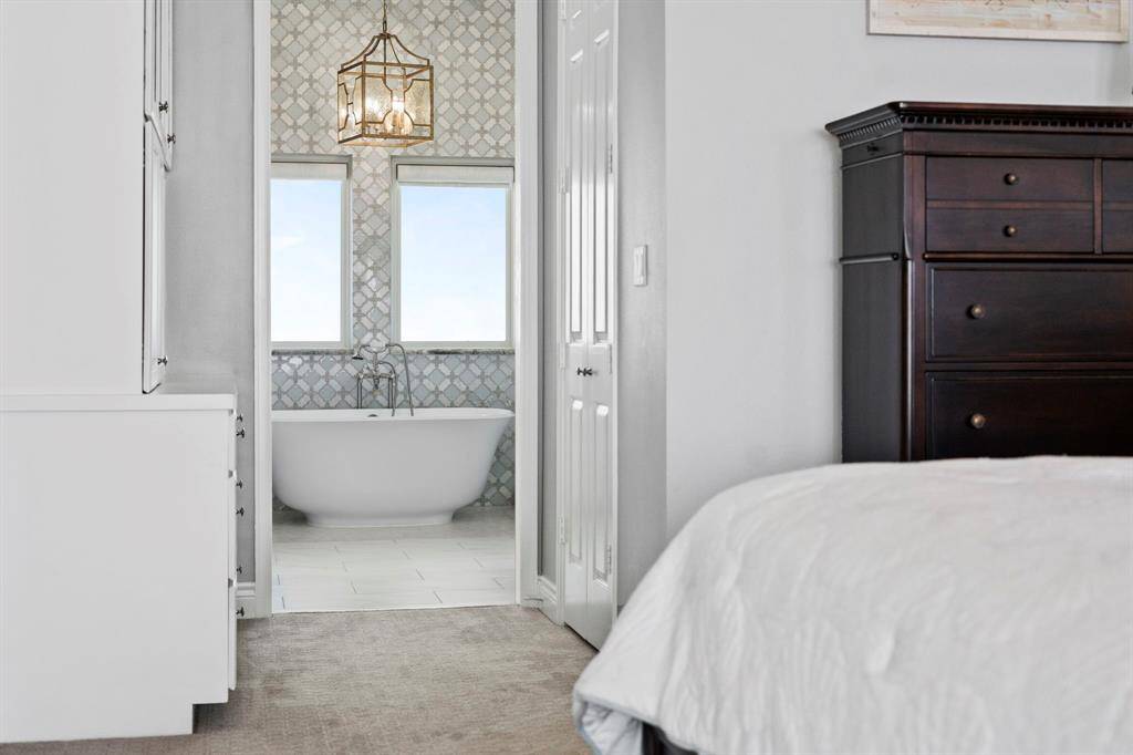 The primary bedroom has an en-suite bathroom.