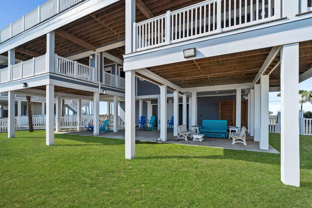 Surrounded by the beauty of theoutdoors, the large covered patiobecomes an extension of the home'sliving space.