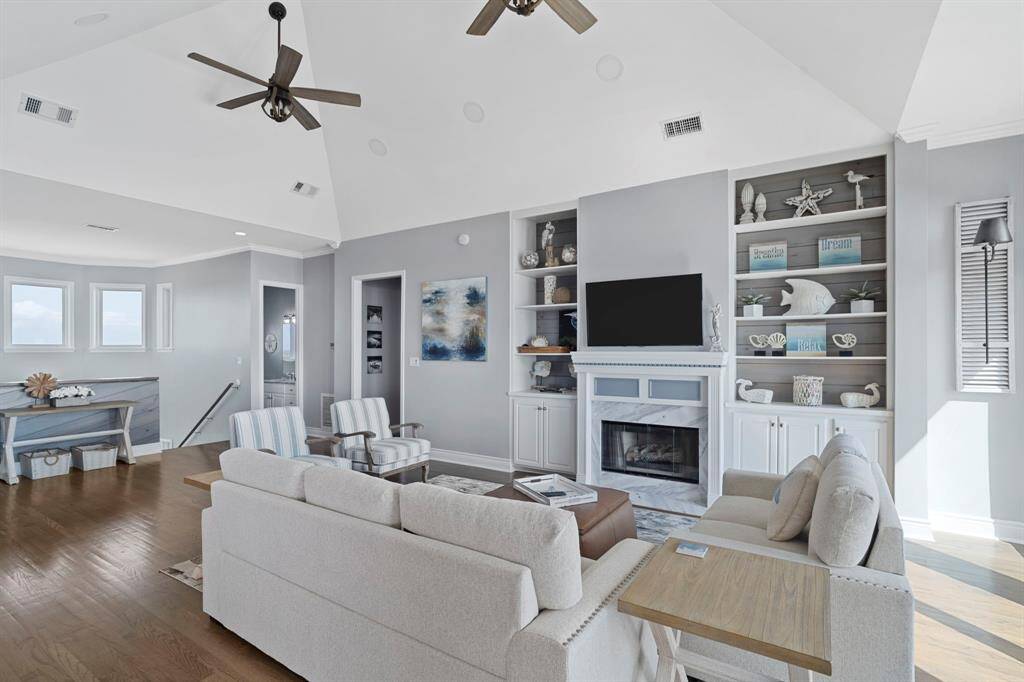 Abundant natural light poursthrough windows, creating a brightand inviting atmosphere.