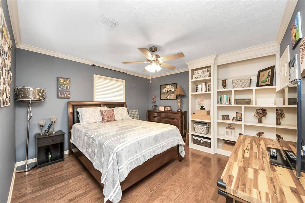 Main house bedroom 2