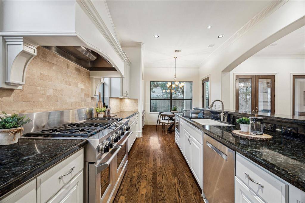 The 6-burner gas range with vent hood is sure to inspire your inner chef!