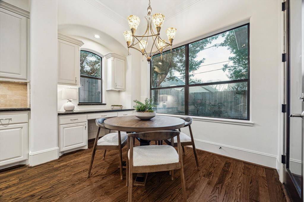 The breakfast area is conveniently located next to the kitchen and filled with natural light, creating a warm and inviting space for meals. The built-in desk adds versatility, making it ideal for meal planning or homework.
