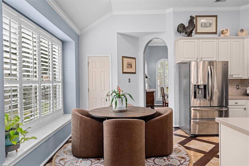 Spacious eat-in kitchen perfect for dining and entertaining.