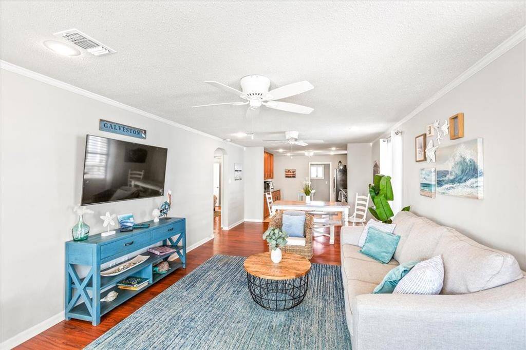 A quick 10 minute walk to the beach or bay this beautiful beach house is everything you need to entertain family.