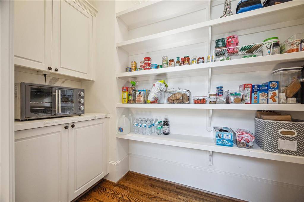Walk-pantry.