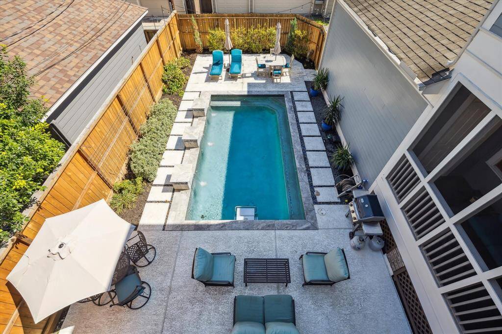 Fabulous heated pool with swim jet exercise system. You can set the current!