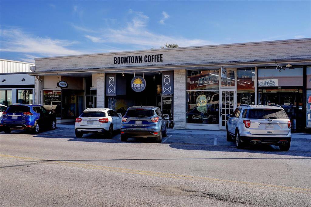 Restaurants, coffee shops, shopping all close.