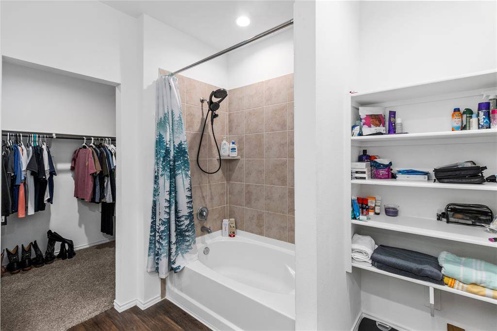 Storage space everywhere you look, and full tile surround to enhance the tub/shower.