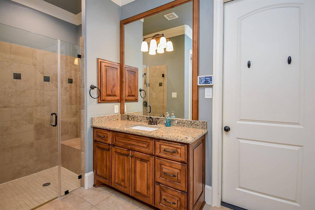 Ensuite bath for third secondary bedroom.