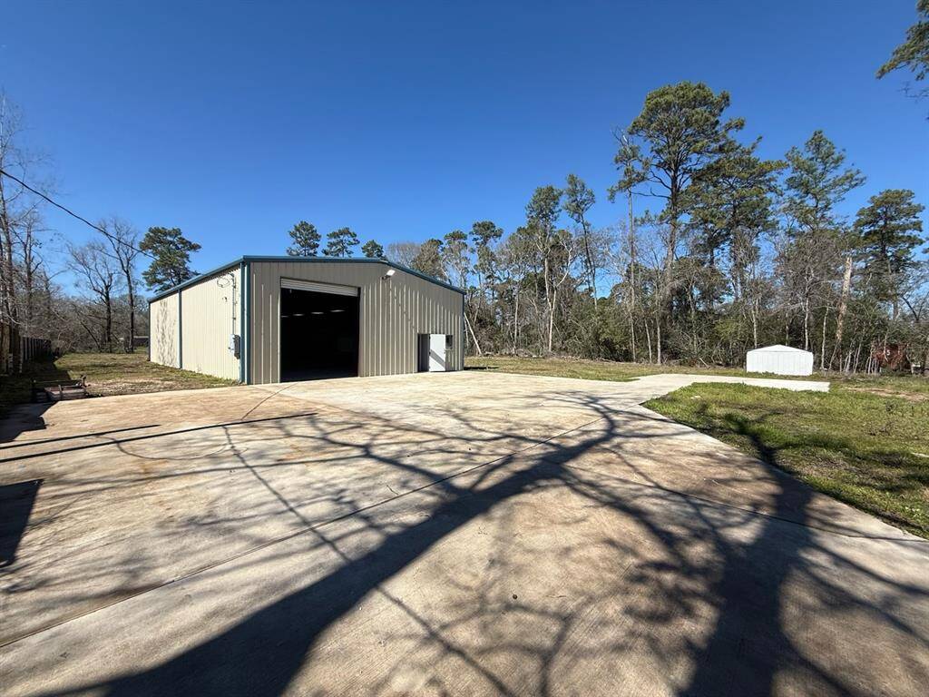 The shop features an extensive drive and pad site outside of the bay door.