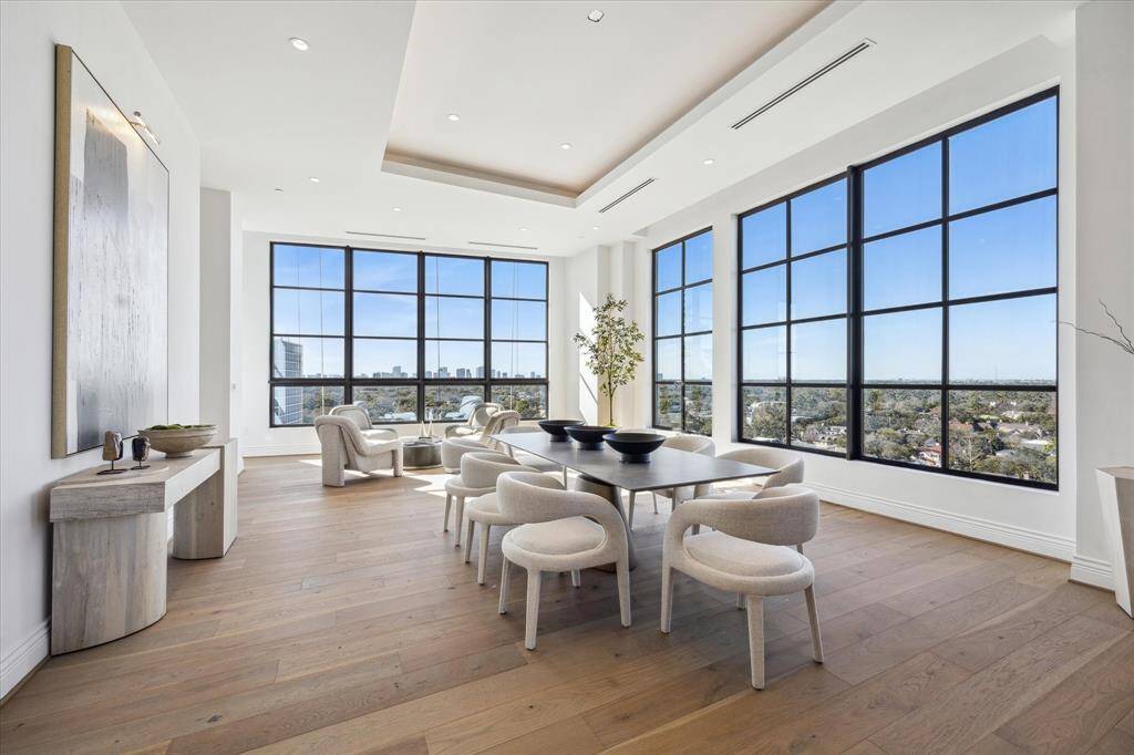 The light-filled gathering room has a definite “wow” factor with its breathtaking wraparound views. Here modern design meets understated luxury.