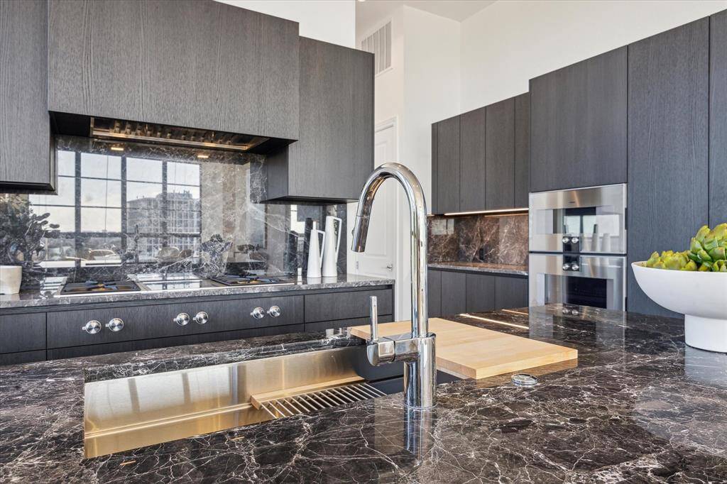 The kitchen showcases sleek, modern design and exceptional functionality. Offering the perfect blend of high-end finishes and clean lines, it is a sophisticated space where style meets practicality, ideal for both everyday living and entertaining.