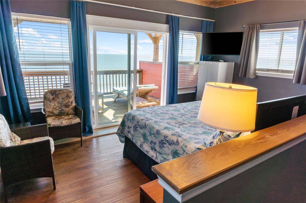 Wake up to glorious views in private 2nd floor sanctuary!