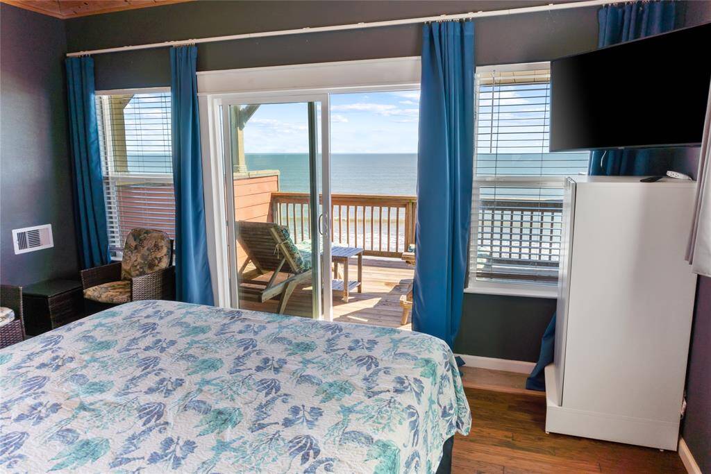 Wake up to glorious views in private 2nd floor sanctuary!