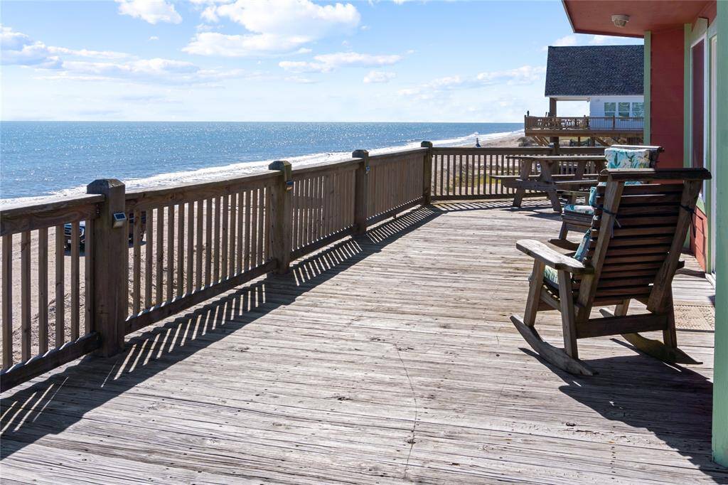 Tons of room for outdoor entertaining!