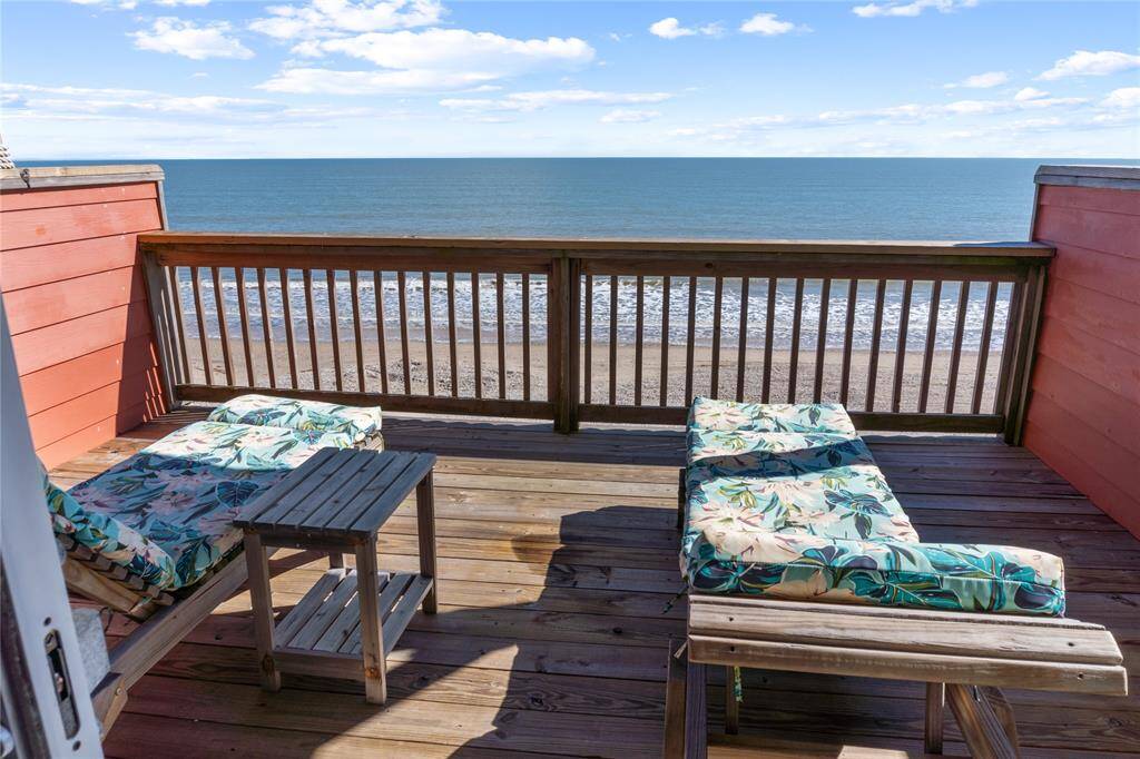 Private balcony on 2nd floor!