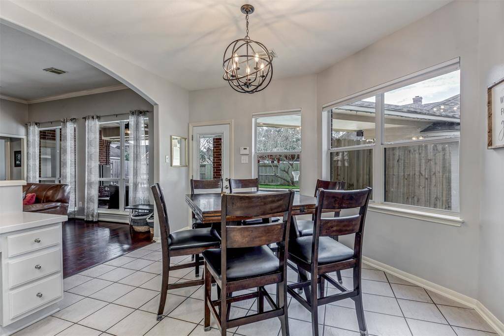 Nice and bright breakfast area.