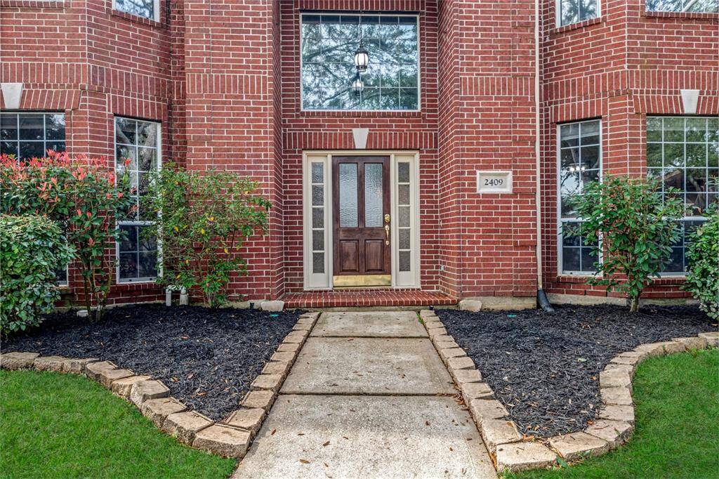 Covered entry welcomes you and your guests. Notice the nice leaded glass door.