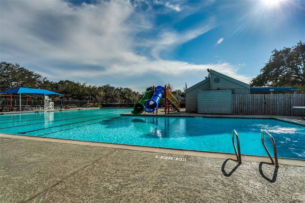 Manned gate, parks, and pool center are just some of the subdivisions wonderful features. Walking distance from home.