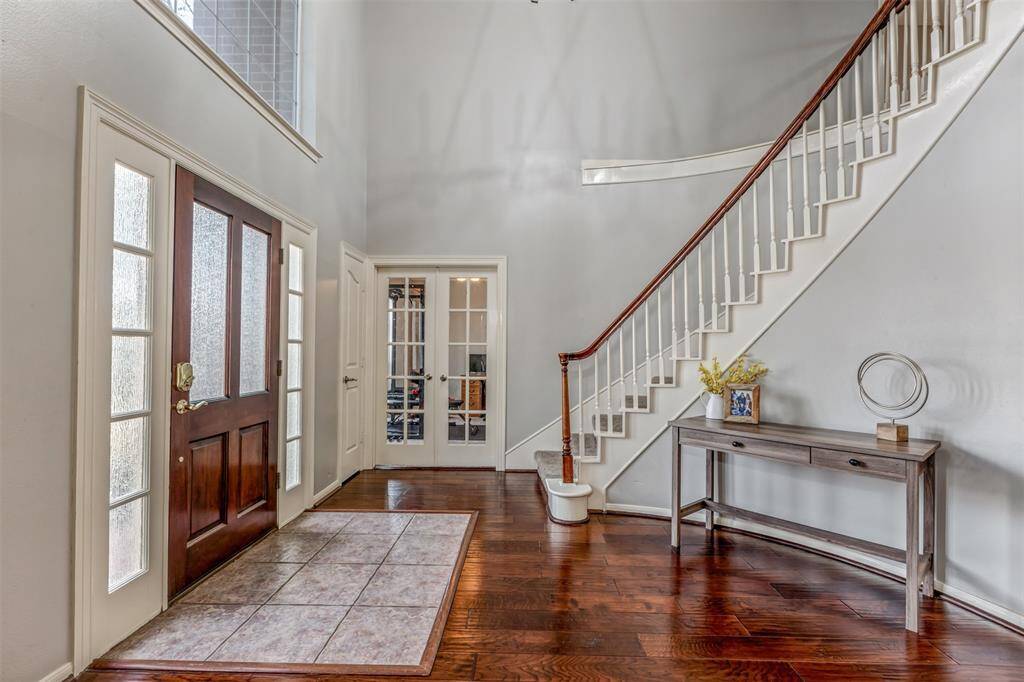 Open bright and airy large entry.