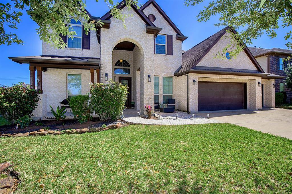 This stunning six-bedroom, two-story home sits on a spacious corner lot next to a cul-de-sac, offering both privacy and ample outdoor space.