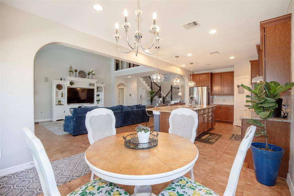The bright and inviting breakfast area seamlessly connects to both the kitchen and family room, creating a perfect space for casual dining and gatherings.