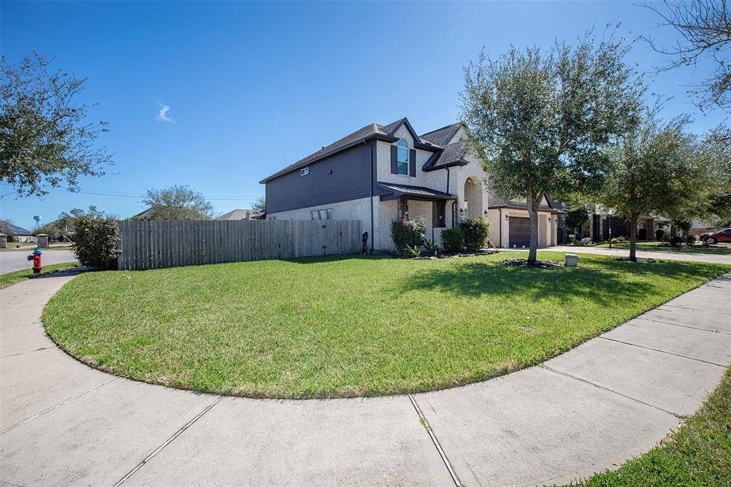 A fantastic view from the corner showing the huge yard.