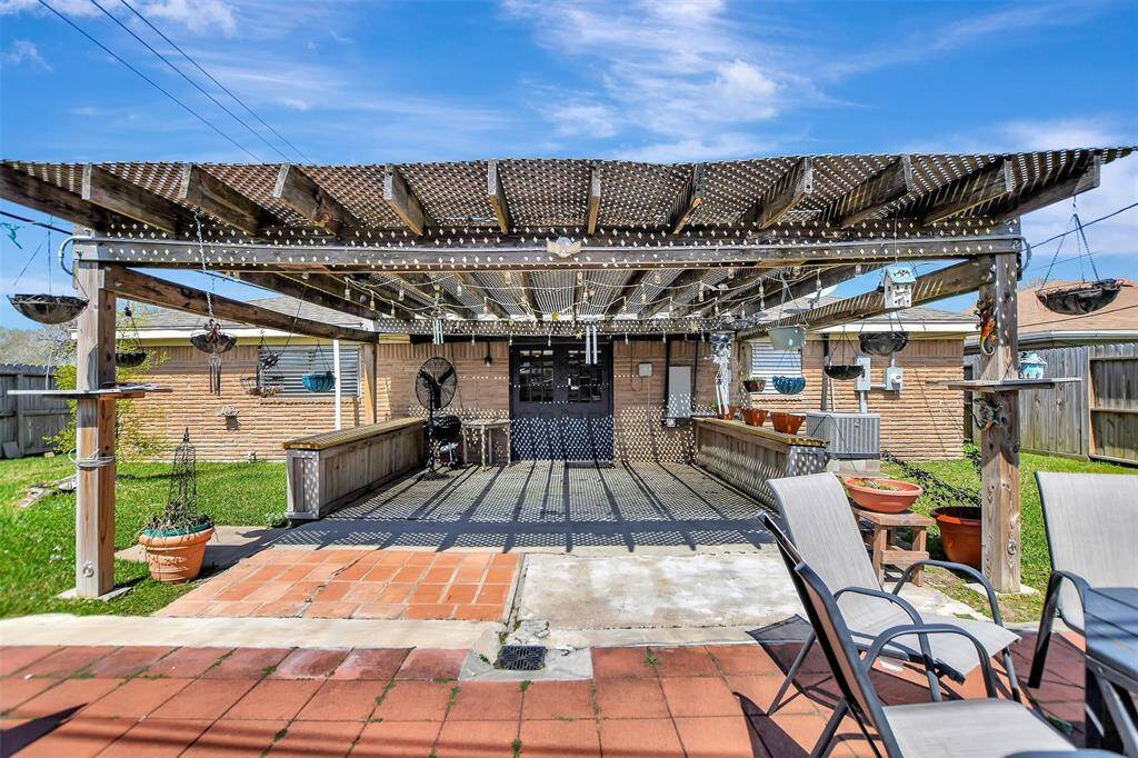 another view of patio area and outdoor area for entertaining