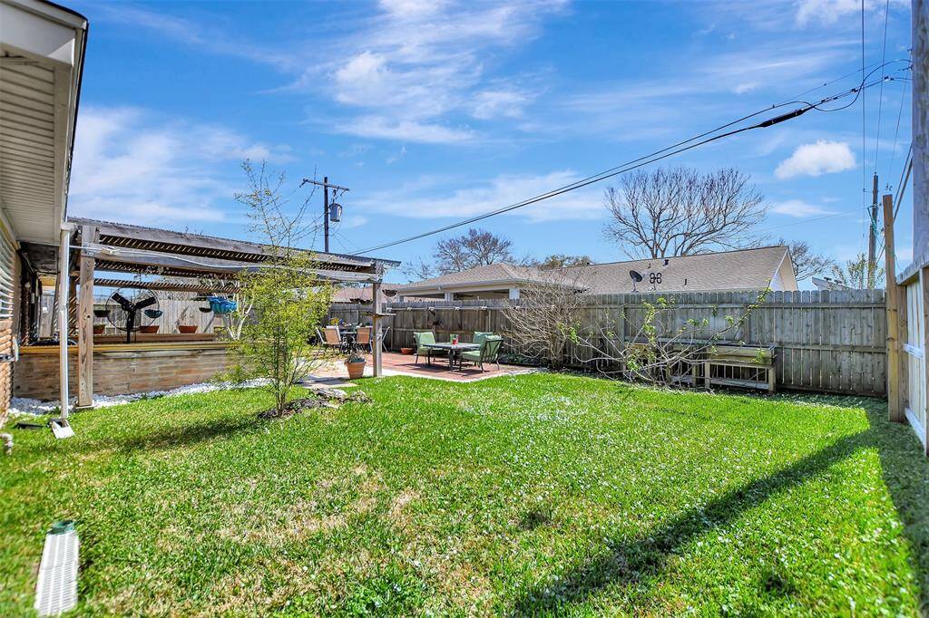 plenty of yard area for your pets or kids