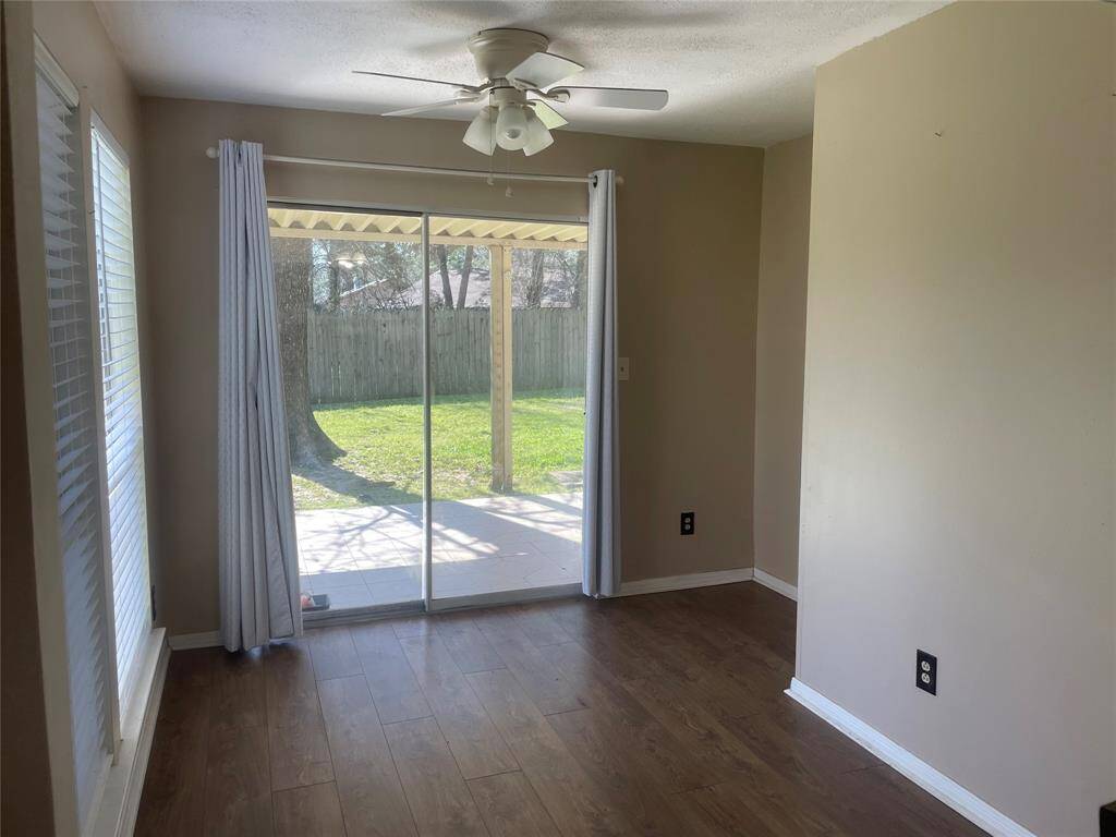 Wet bar is located between the kitchen & family room